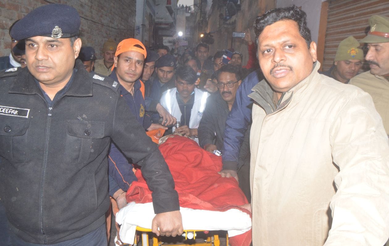 मोहल्ला शिवगढ़ी में स्थित नगर पालिका के बोरवैल में गिरे बच्चे को निकालकर अस्पताल ले जाते स्वास्? मोहल्ला शिवगढ़ी में स्थित नगर पालिका के बोरवैल में गिरे बच्चे को निकालकर अस्पताल ले जाते स्वास्?