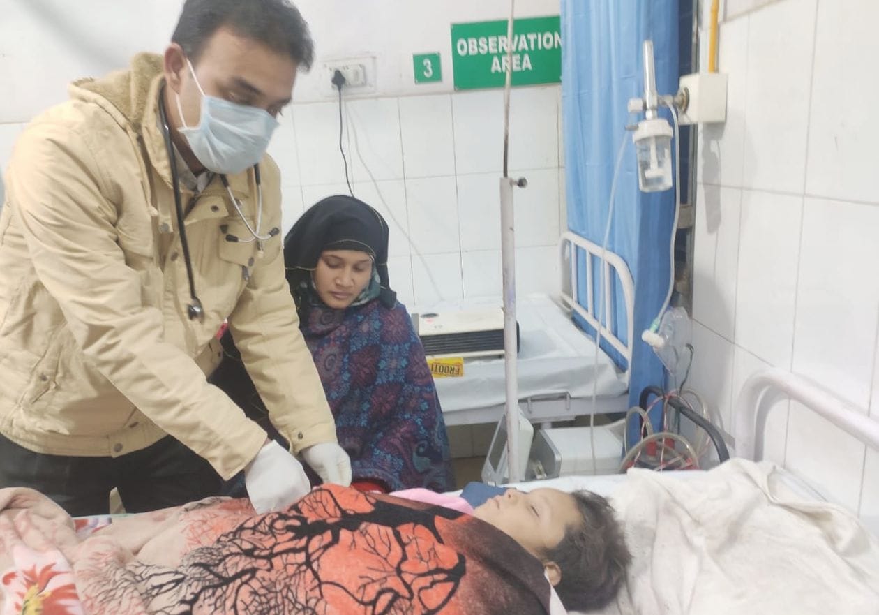 मोहल्ला शिवगढ़ी में स्थित नगर पालिका के बोरवैल में गिरे बच्चे को निकालकर अस्पताल में उपचार देते ? मोहल्ला शिवगढ़ी में स्थित नगर पालिका के बोरवैल में गिरे बच्चे को निकालकर अस्पताल में उपचार देते ?