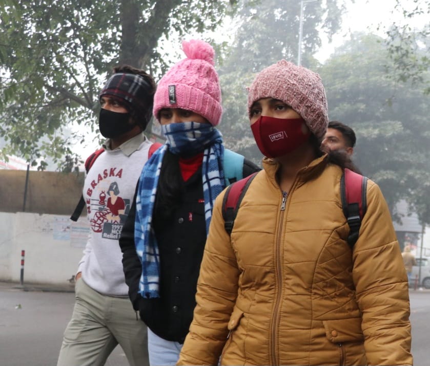 बिजनौर में ठंड में जाते युवतियाँ और युवक