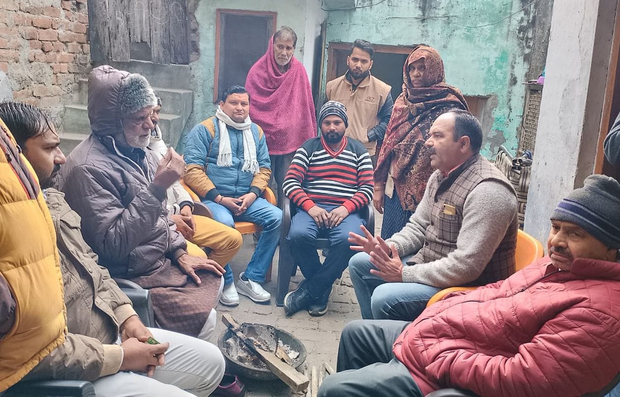 फूलगढ़ी में बोरवेल में गिरे बच्चे के घर पहुंचे रालोद कार्यकर्ता।