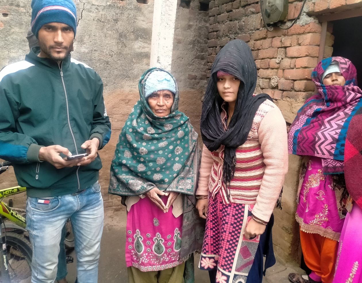 गोयना में बच्चे की मौत के बाद जानकारी देते मासूम के माता पिता।