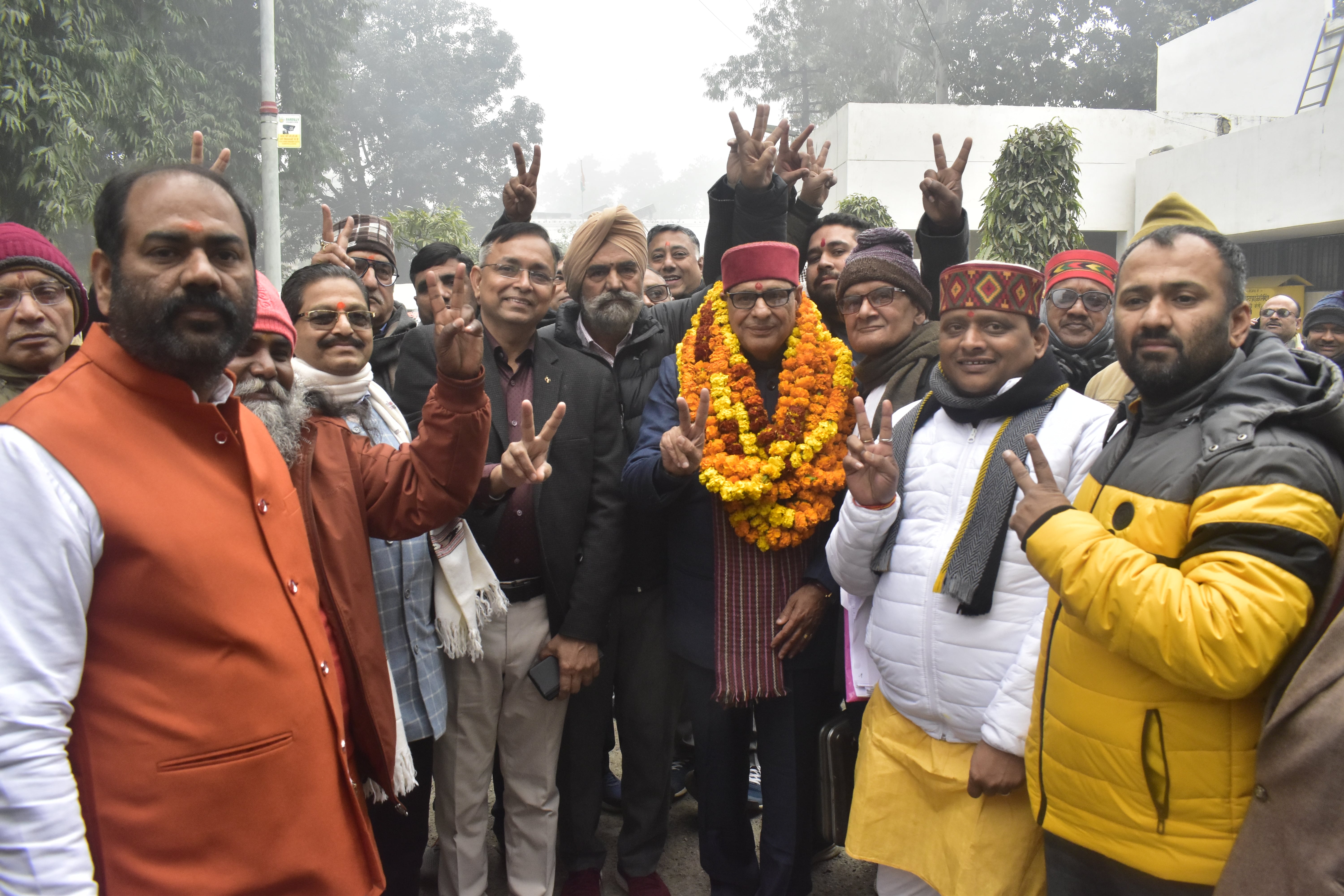 कमिश्नरी में एमएलसी चुनाव  के लिए  नामाकंन कर के बाहर आते भाजपा प्रत्याशी जयपाल सिंह व्यस्त और वि?