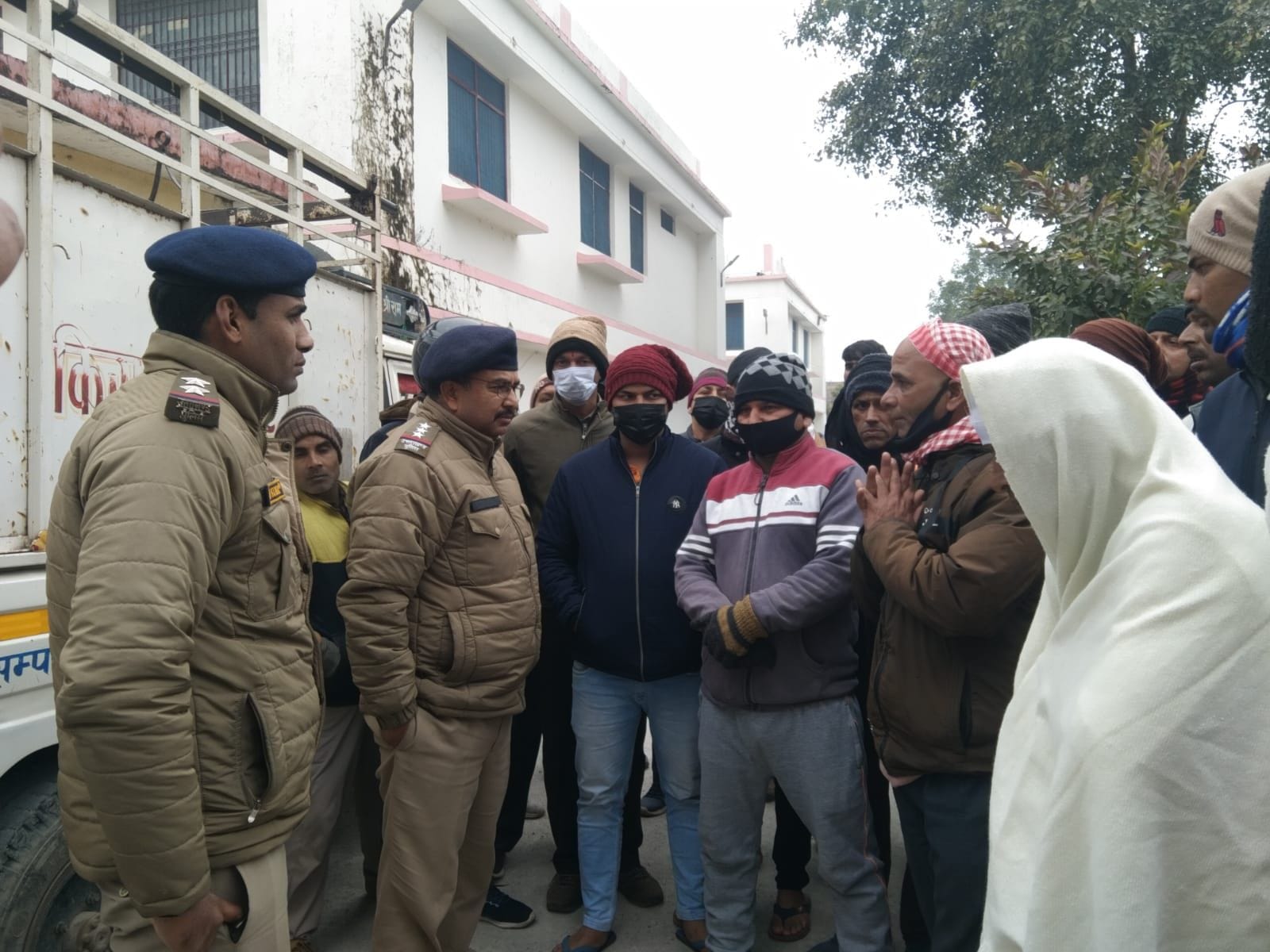 कोतवाल से हत्या की आंशका जताकर जांच की मांग करते मृतक जयदेव तिवारी के परिजन। संवाद कोतवाल से हत्या की आंशका जताकर जांच की मांग करते मृतक जयदेव तिवारी के परिजन। संवाद