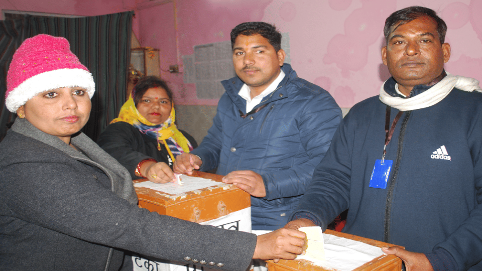 मतदान करती महिला अधिवक्ता