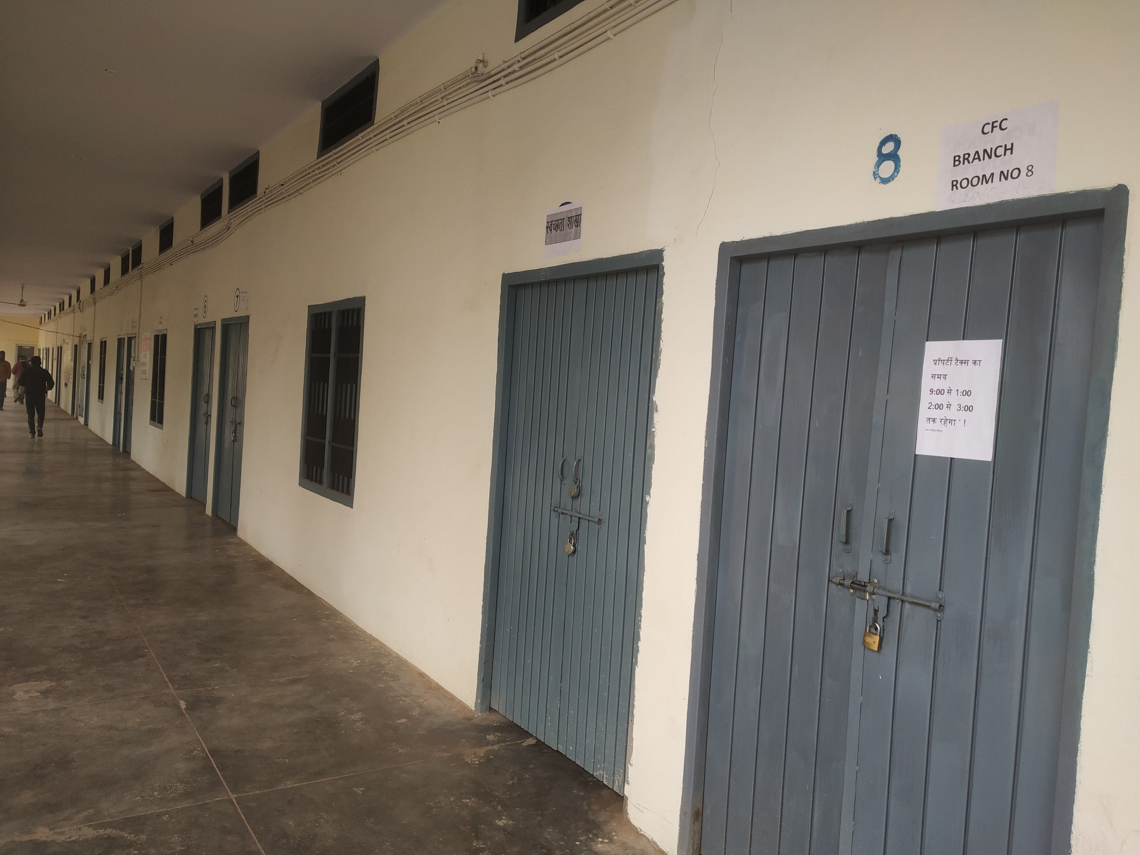 नगर परिषद परिषद में कार्यालयों के गेटों पर लगे ताले । संवाद नगर परिषद परिषद में कार्यालयों के गेटों पर लगे ताले । संवाद