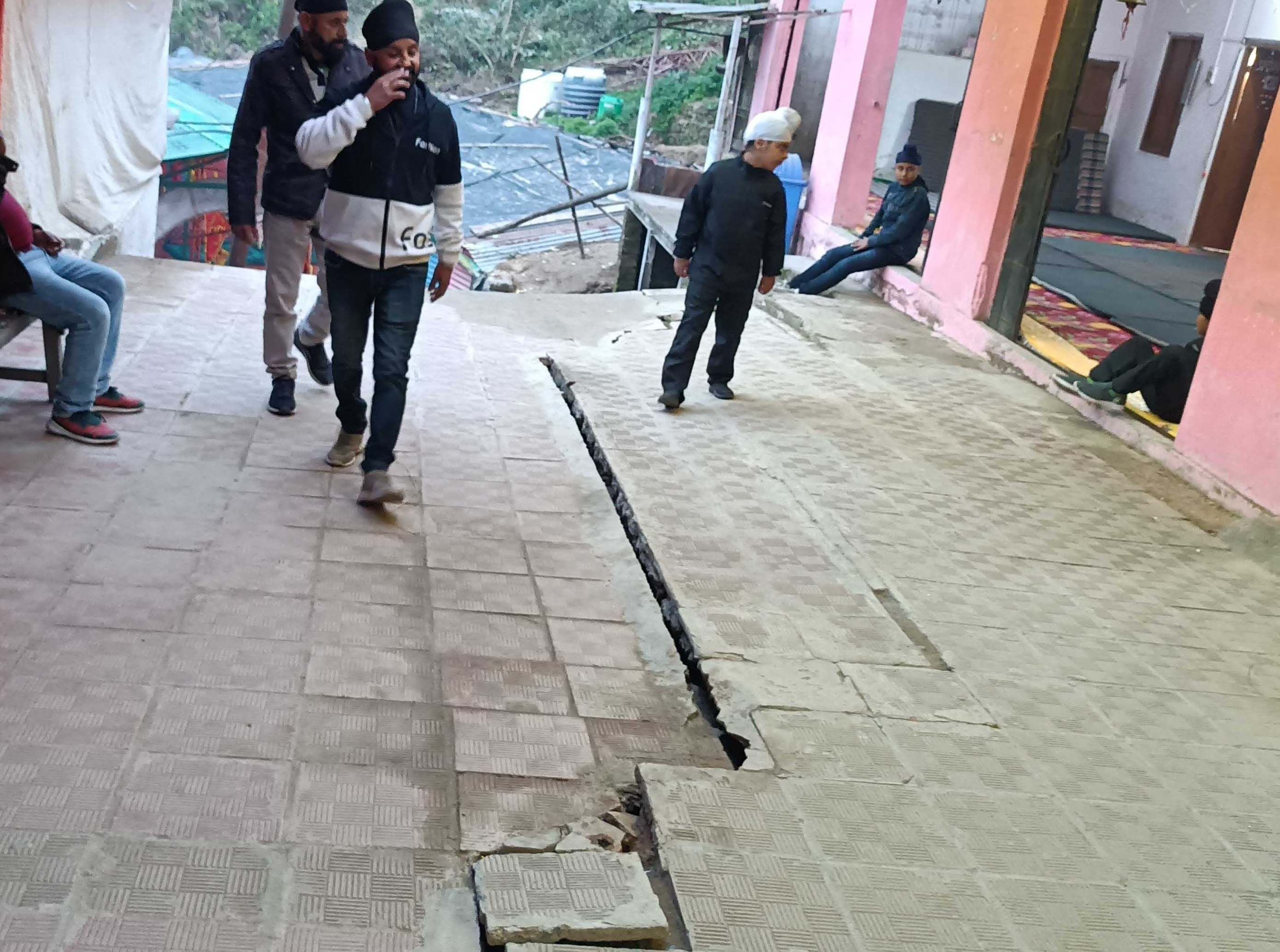 पूणार्रगिरि धाम में भैरव मंदिर के पास कटौजिया में आई दरार। संवाद