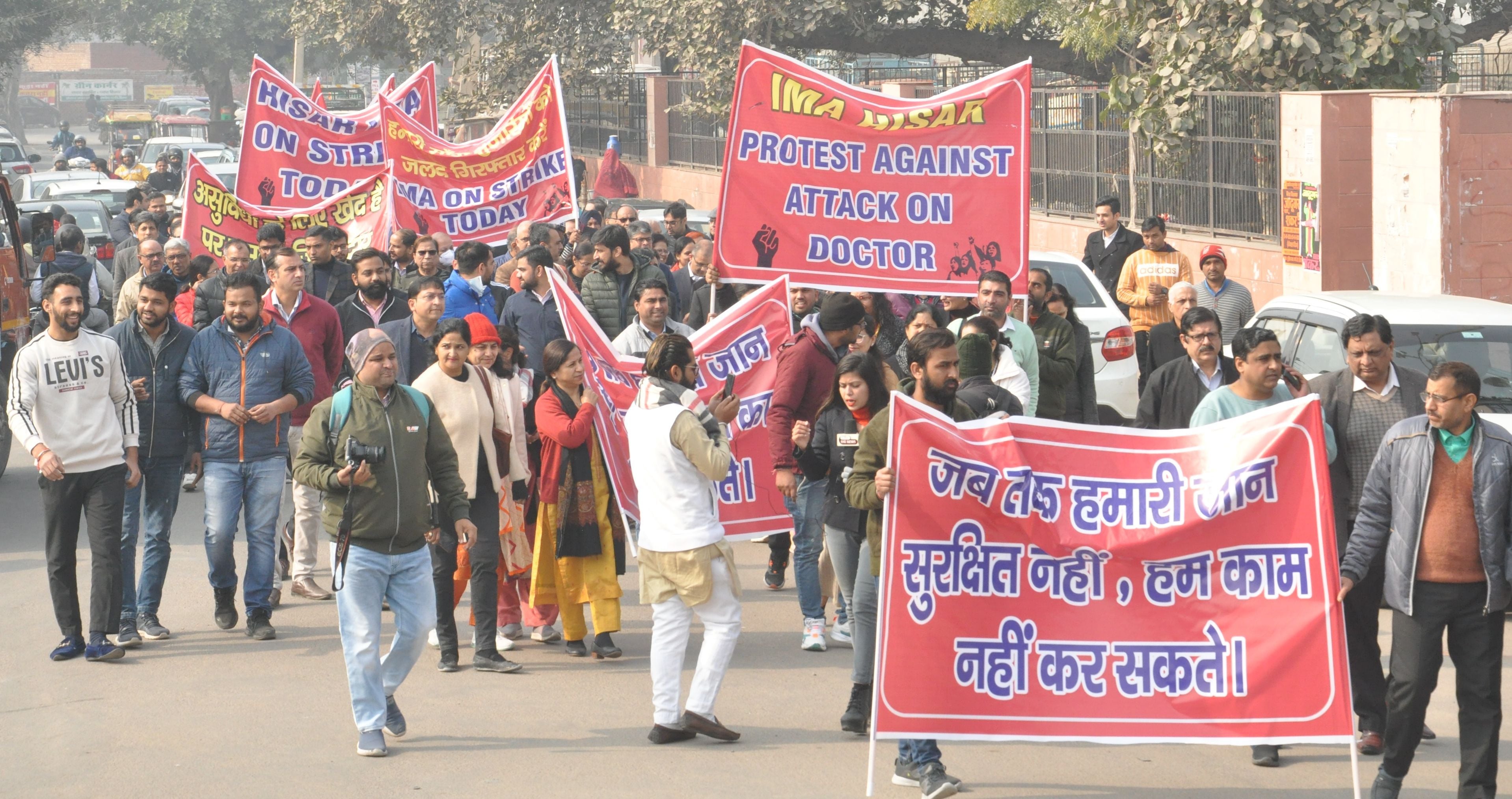 प्रदर्शन के दौरान डॉक्टर अग्रसेन भवन से परिजात चौक की ओर जाते हुए। संवाद प्रदर्शन के दौरान डॉक्टर अग्रसेन भवन से परिजात चौक की ओर जाते हुए। संवाद