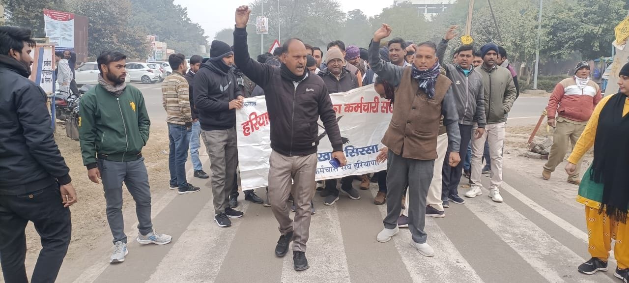 शहर में प्रदर्शन करते नगर परिषद के सफाई व अन्य कर्मचारी । संवाद शहर में प्रदर्शन करते नगर परिषद के सफाई व अन्य कर्मचारी । संवाद