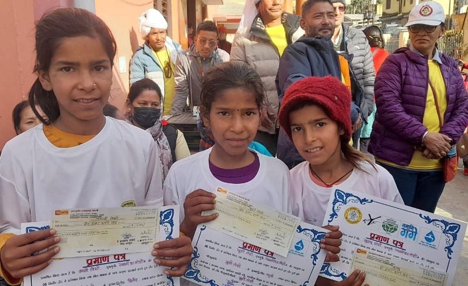 धारचूला हाफ मैराथन में हिस्सा लेने वाले पांखू की तीन बहनें। संवाद धारचूला हाफ मैराथन में हिस्सा लेने वाले पांखू की तीन बहनें। संवाद