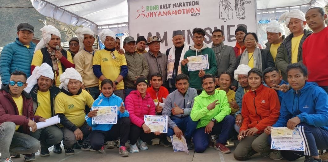 धारचूला में आयोजित रं हाफ मैराथन में विजेताओं के साथ विधायक हरीश और अन्य लोग। संवाद धारचूला में आयोजित रं हाफ मैराथन में विजेताओं के साथ विधायक हरीश और अन्य लोग। संवाद