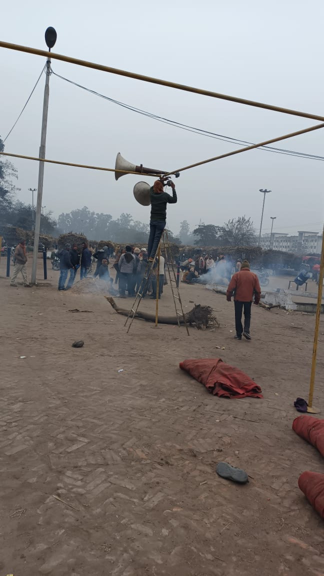 धरना समाप्त होने के बाद बरखेड़ा चीनी मिल पर उतारा जा रहा टेंट। संवाद