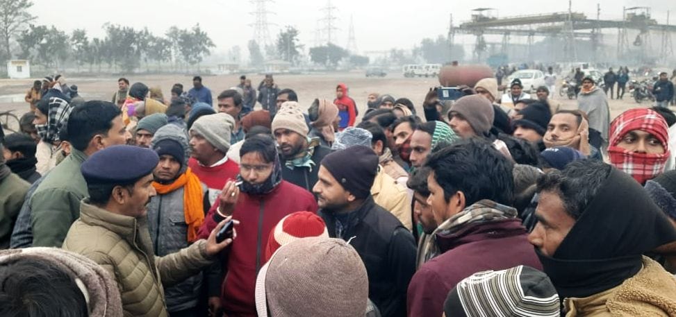 वार्ता के बाद किसानों को समझाती पुलिस। संवाद