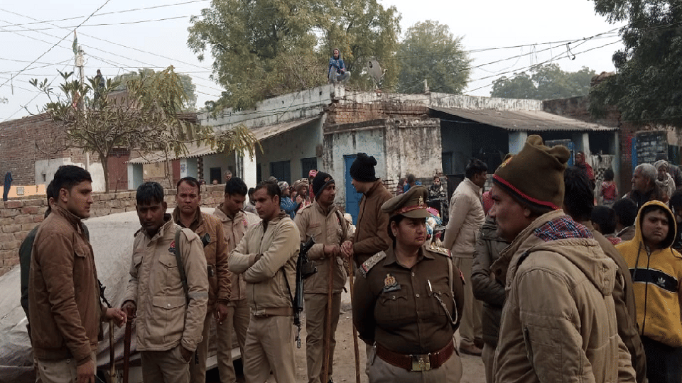 गांव में पुलिस बल तैनात