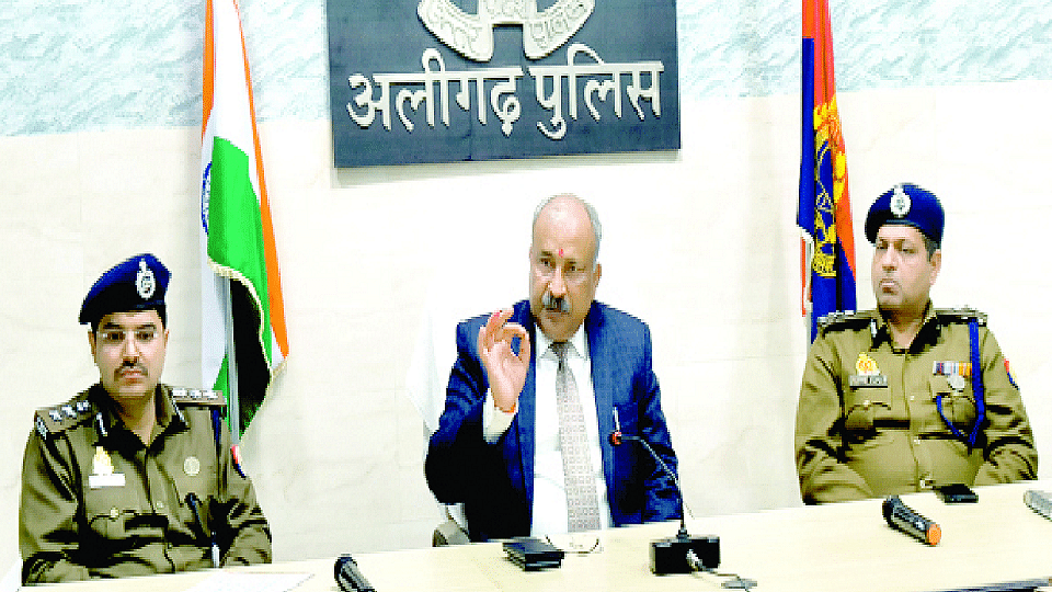 एडीजी जोन राजीव कृष्ण अलीगढ़ में मीडिया से मुखातिब होते हुए