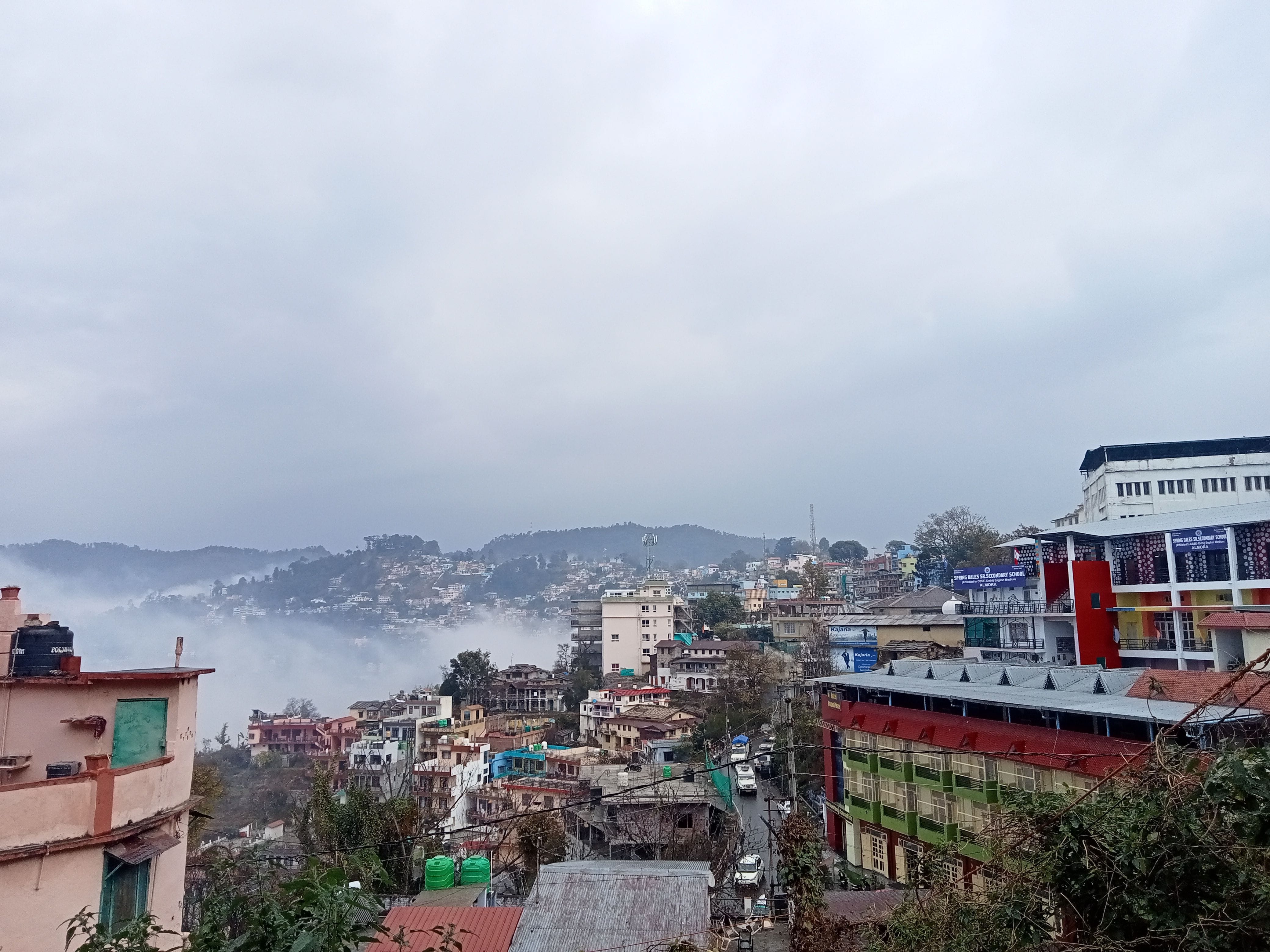 अल्मोड़ा में शुक्रवार को इस तरह आसमान में छाए रहे बादल।संवाद