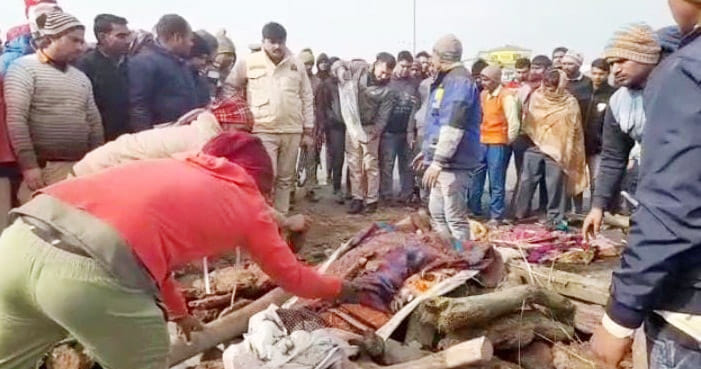 ब्रजघाट में श्मशान घाट पर चिता से महिला को शव को उठाने के दौरान मौजूद पुलिसकर्मी। ब्रजघाट में श्मशान घाट पर चिता से महिला को शव को उठाने के दौरान मौजूद पुलिसकर्मी।