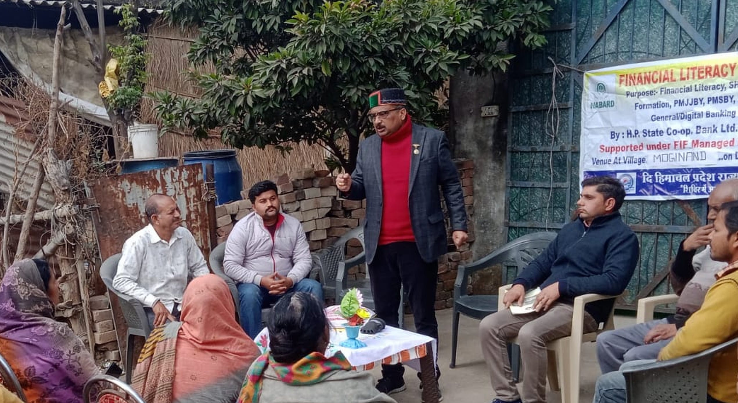 नाहन विधानसभा के मोगीनंद गांव में लोगों को बैंक योजनाओं की जानकारी देते सहकारी बैंक कालाअंब के श?