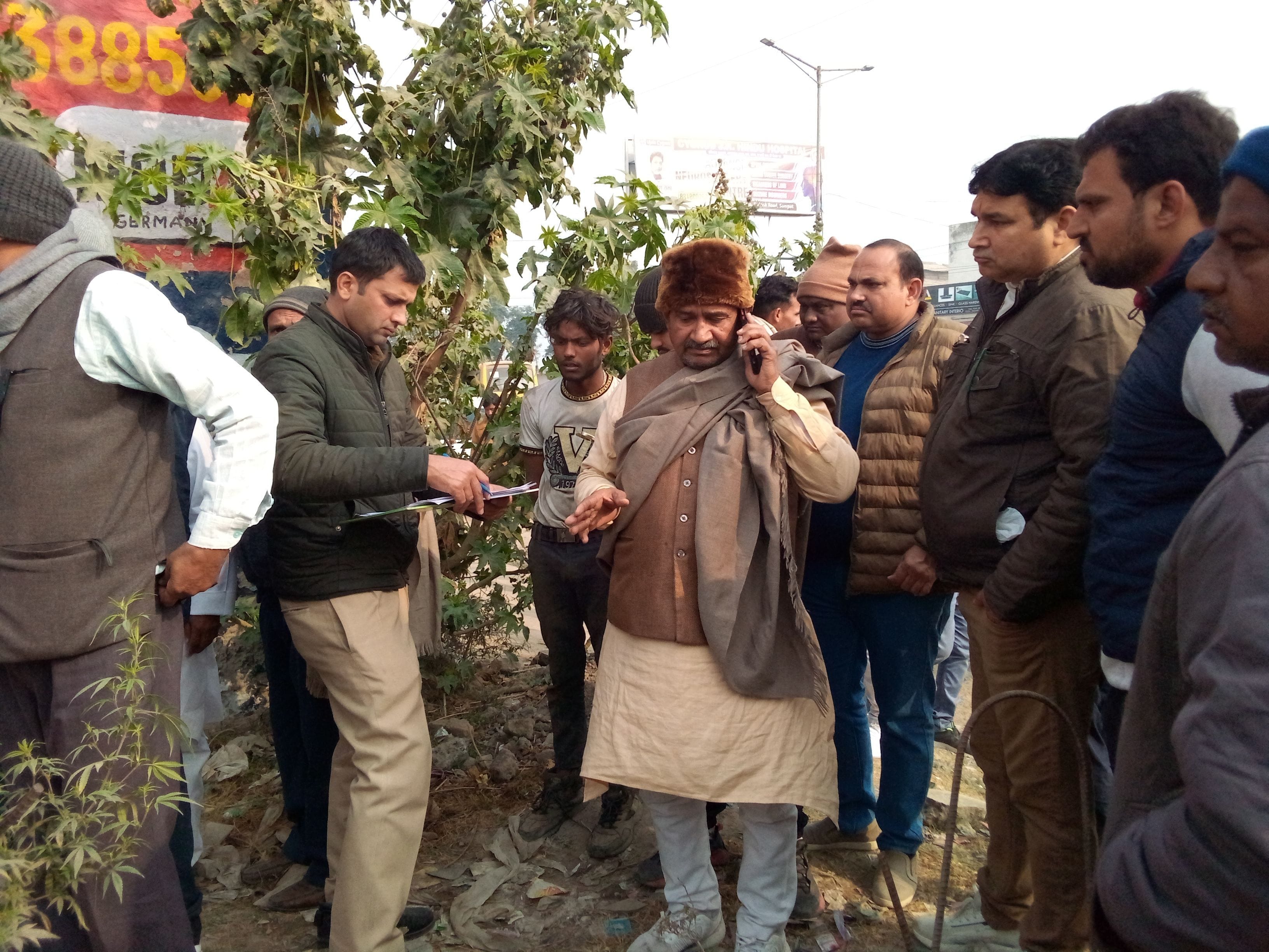रोहतक रोड पर सड़क किनारे खाली प्लॉट में शव मिलने के बाद जांच करती पुलिस व पहुंचे परिजन। संवाद रोहतक रोड पर सड़क किनारे खाली प्लॉट में शव मिलने के बाद जांच करती पुलिस व पहुंचे परिजन। संवाद
