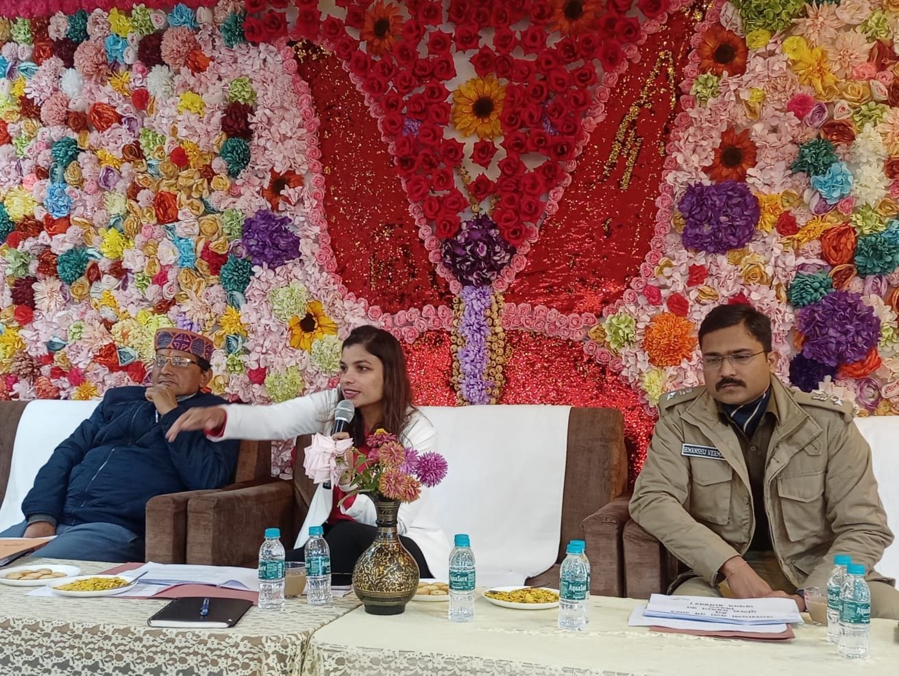 बागेश्वर में मेला ड्यूटी में लगे अधिकारी, कर्मचारियों को ब्रीफ करते डीएम, एसपी। संवाद 