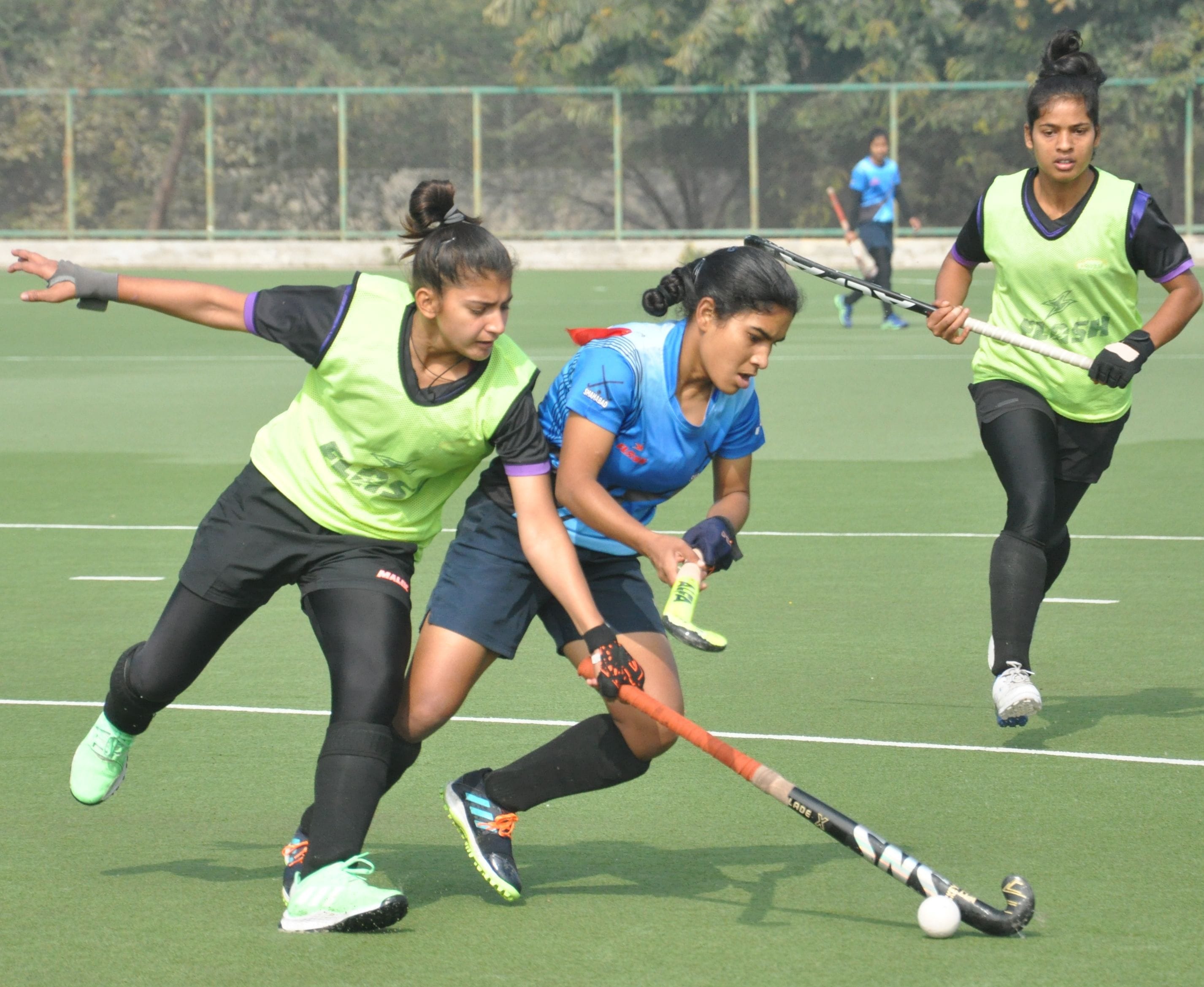 एस्ट्रोटर्फ मैदान में आयोजित राज्यस्तरीय महिला हॉकी चैंपियनशिप में गेंद के लिए संघर्ष करती सोन? एस्ट्रोटर्फ मैदान में आयोजित राज्यस्तरीय महिला हॉकी चैंपियनशिप में गेंद के लिए संघर्ष करती सोन?