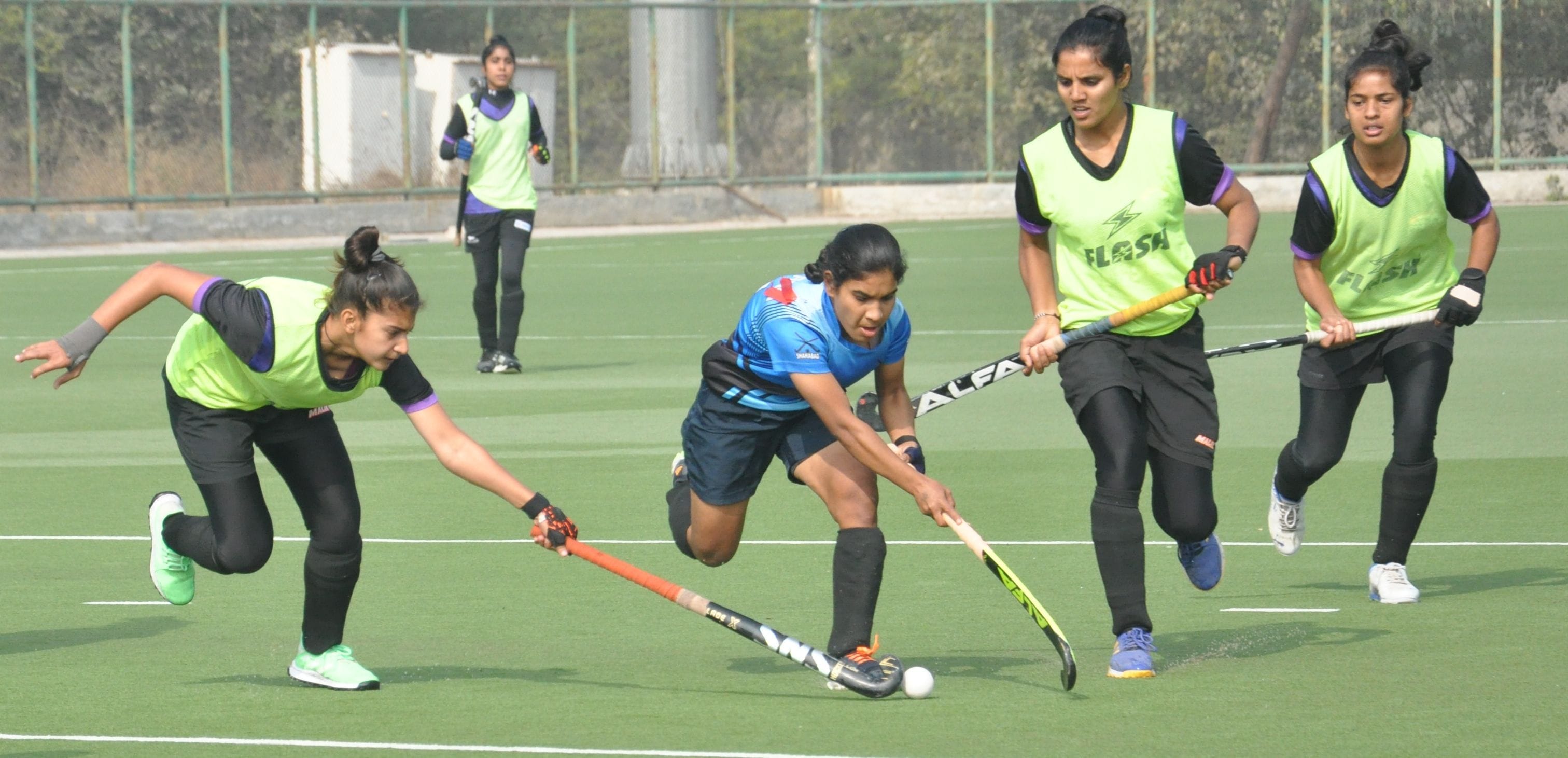 एस्ट्रोटर्फ मैदान में आयोजित राज्यस्तरीय महिला हॉकी चैंपियनशिप में गेंद के लिए संघर्ष करती सोन? एस्ट्रोटर्फ मैदान में आयोजित राज्यस्तरीय महिला हॉकी चैंपियनशिप में गेंद के लिए संघर्ष करती सोन?
