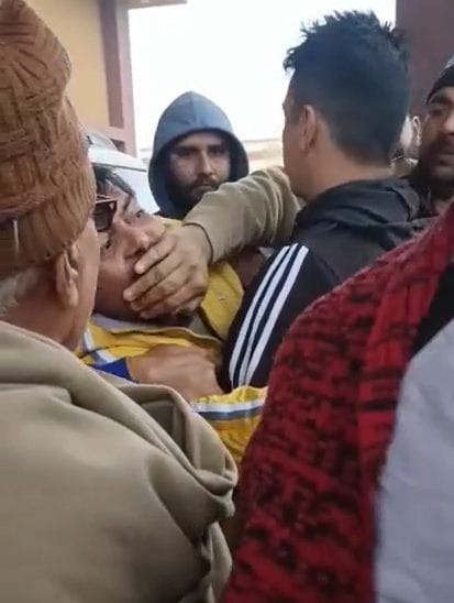 गंदी गालियां दी तो  स्थानीय नागरिकों ने अधिकार के मुंह पर रखा हाथ । संवाद  