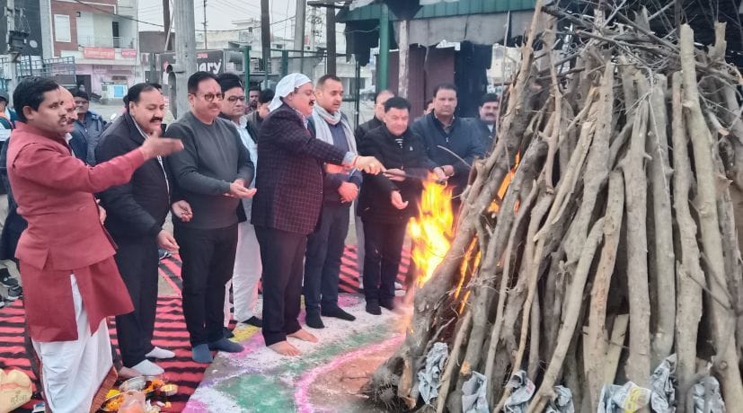 गदरपुर में लोहड़ी में अग्नि प्रज्ज्वलित करते आढ़ती एसोसिएशन के अध्यक्ष सतीश घीक। गदरपुर में लोहड़ी में अग्नि प्रज्ज्वलित करते आढ़ती एसोसिएशन के अध्यक्ष सतीश घीक।