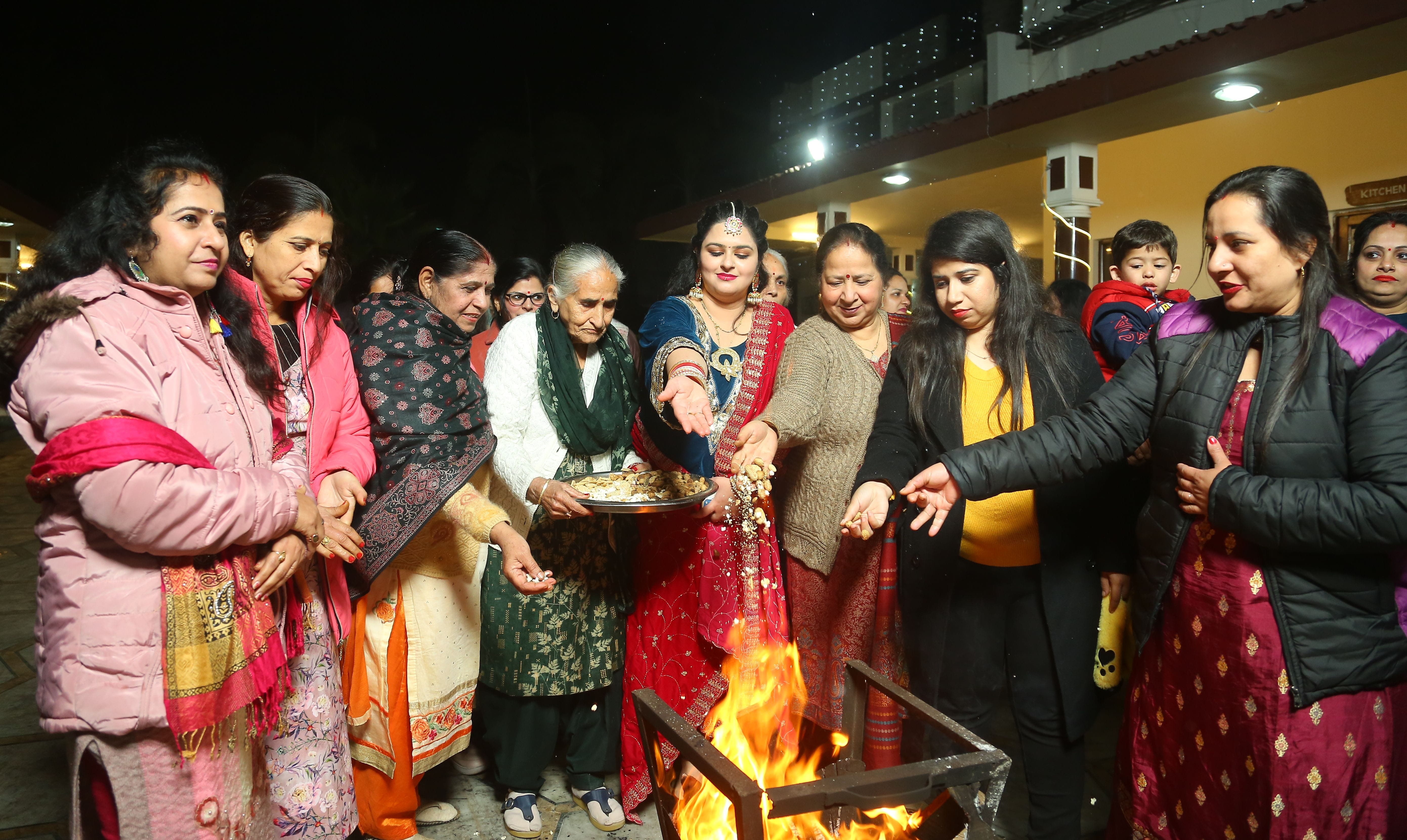 काशीपुर में लोहड़ी पूजन करती महिलांए। संवाद काशीपुर में लोहड़ी पूजन करती महिलांए। संवाद