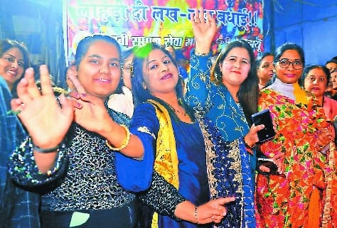 लोहड़ी में डांस करतीं महिलाएं। लोहड़ी में डांस करतीं महिलाएं।