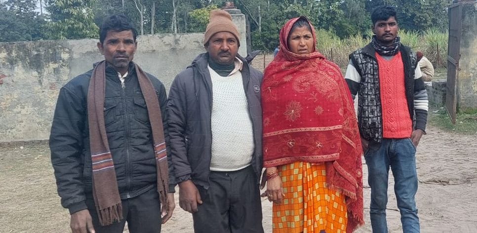 पोस्टमार्टम हाउस पर घटना की जानकारी देते वीरेंद्र के परिवार वाले। संवाद पोस्टमार्टम हाउस पर घटना की जानकारी देते वीरेंद्र के परिवार वाले। संवाद
