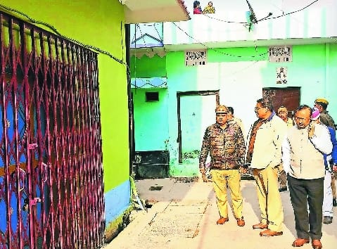 उझानी में सुरेश तोमर के मकान को देखते अफसर।