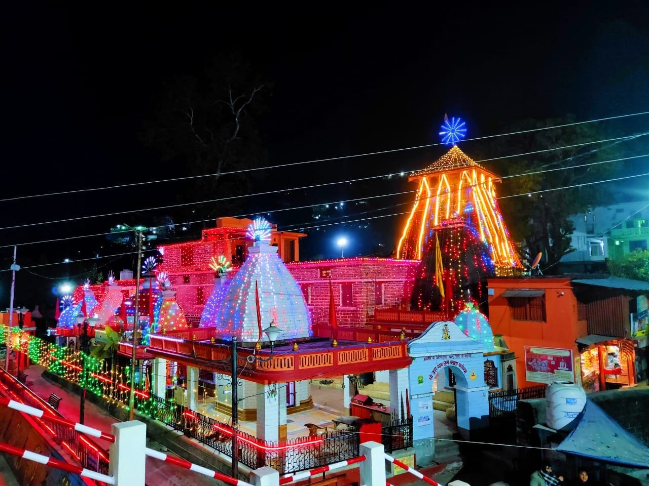 उत्तरायणी मेले को लेकर सजाया गया बागनाथ मंदिर परिसर। संवाद 
