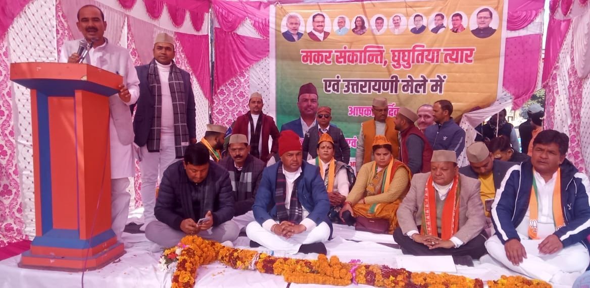 बागेश्वर के सरयू बगड़ में आयोजित भाजपा के राजनीतिक पंडाल में बोलते सांसद अजय टम्टा और मंचासीन अन? बागेश्वर के सरयू बगड़ में आयोजित भाजपा के राजनीतिक पंडाल में बोलते सांसद अजय टम्टा और मंचासीन अन?