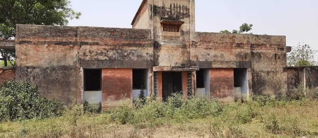 फोटो-06- भरखनी में डॉक्टरों के आवासों का हाल फोटो-06- भरखनी में डॉक्टरों के आवासों का हाल