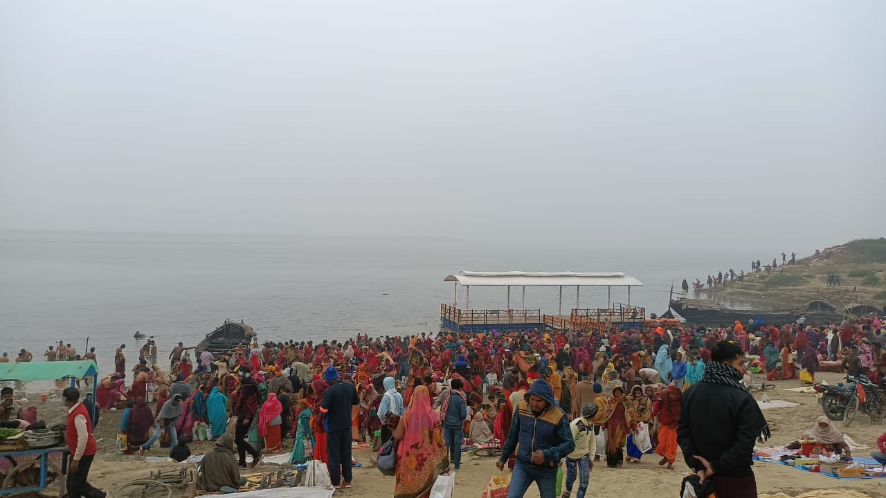 मकर संक्रांति पर्व पर गंगा नदी के हुकुमछपरा घाट पर स्नान करने के लिए उमड़ी श्रद्धालुओं की भीड़। मकर संक्रांति पर्व पर गंगा नदी के हुकुमछपरा घाट पर स्नान करने के लिए उमड़ी श्रद्धालुओं की भीड़।
