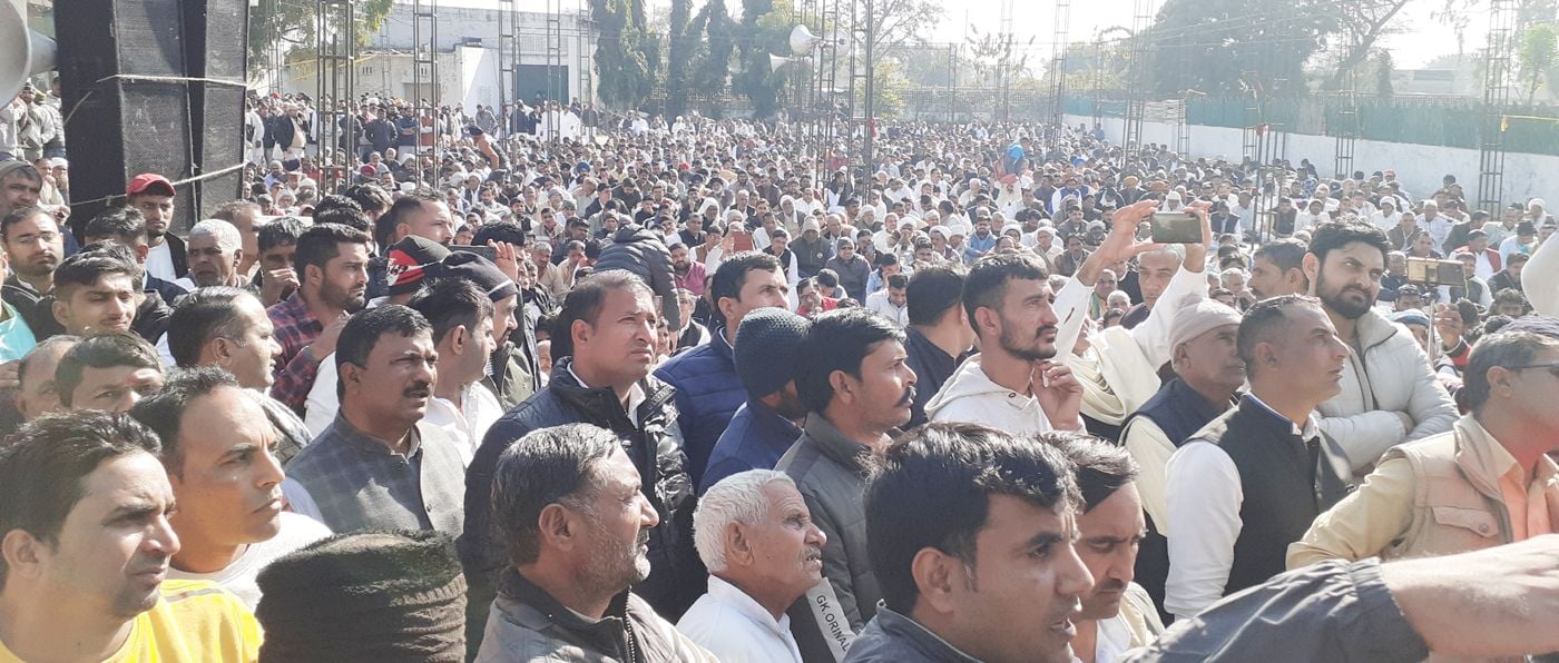 टोहाना में सरपंच महापंचायत में एकजुट हुए सरपंच व पंच। टोहाना में सरपंच महापंचायत में एकजुट हुए सरपंच व पंच।