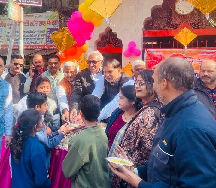 आईटीआई रोड पर मकर संक्रांति पर खिचड़ी वितरण करते करणी सेना के पदाधिकारी। आईटीआई रोड पर मकर संक्रांति पर खिचड़ी वितरण करते करणी सेना के पदाधिकारी।