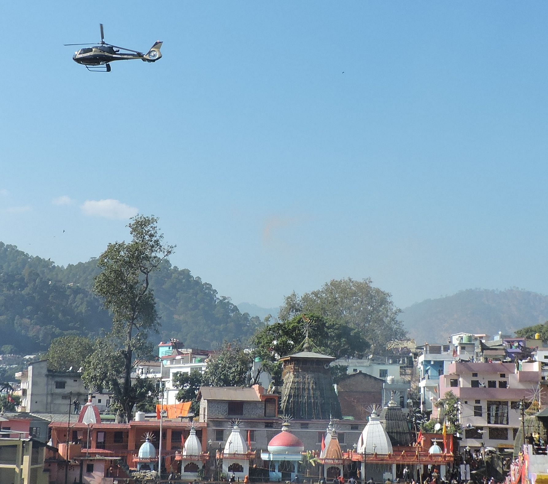बागेश्वर के उत्तरायणी मेले में हेलीकॉप्टर से बागनाथ मंदिर के ऊपर पुष्पवर्षा की गई। संवाद