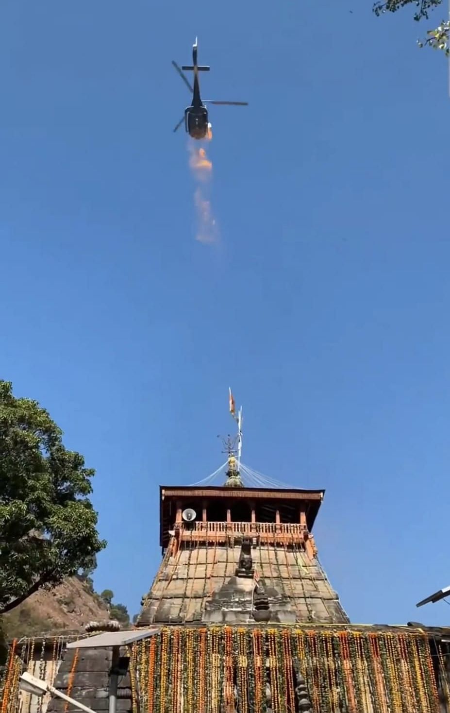 बागेश्वर के उत्तरायणी मेले में हेलीकॉप्टर से बागनाथ मंदिर के ऊपर पुष्पवर्षा की गई। संवाद