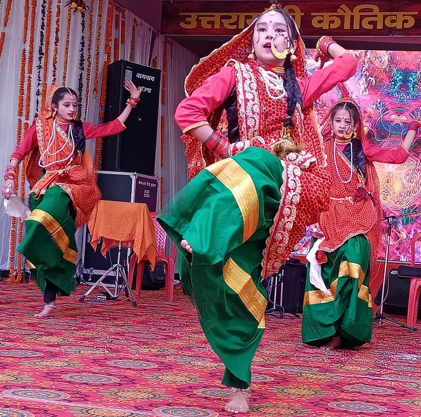 बागेश्वर के उत्तरायणी मेले में मुख्य मंच से रंगारंग कार्यक्रम प्रस्तुत करतीं छात्राएं। संवाद