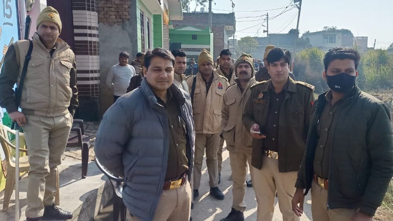 गांव रसूलपुर में खडे पुलिसकर्मी। संवाद गांव रसूलपुर में खडे पुलिसकर्मी। संवाद