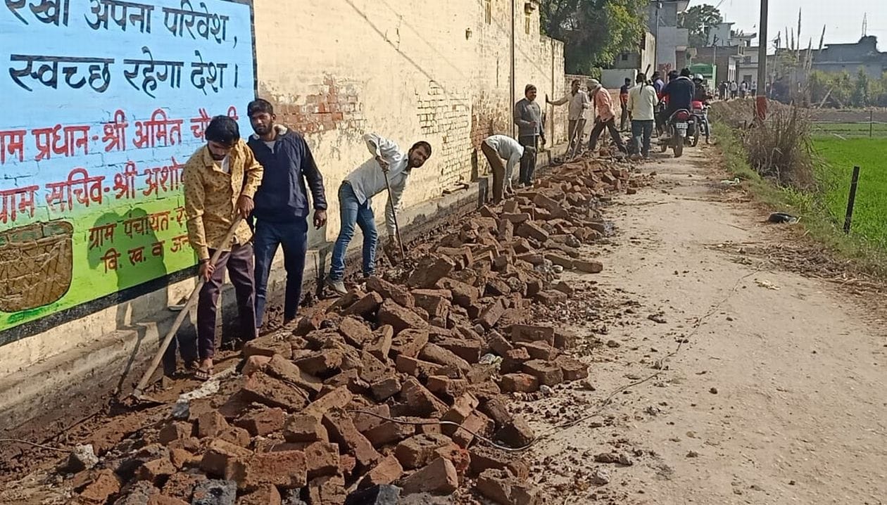 गांव रसूलपुर में नाला खोदते कर्मचारी । संवाद गांव रसूलपुर में नाला खोदते कर्मचारी । संवाद