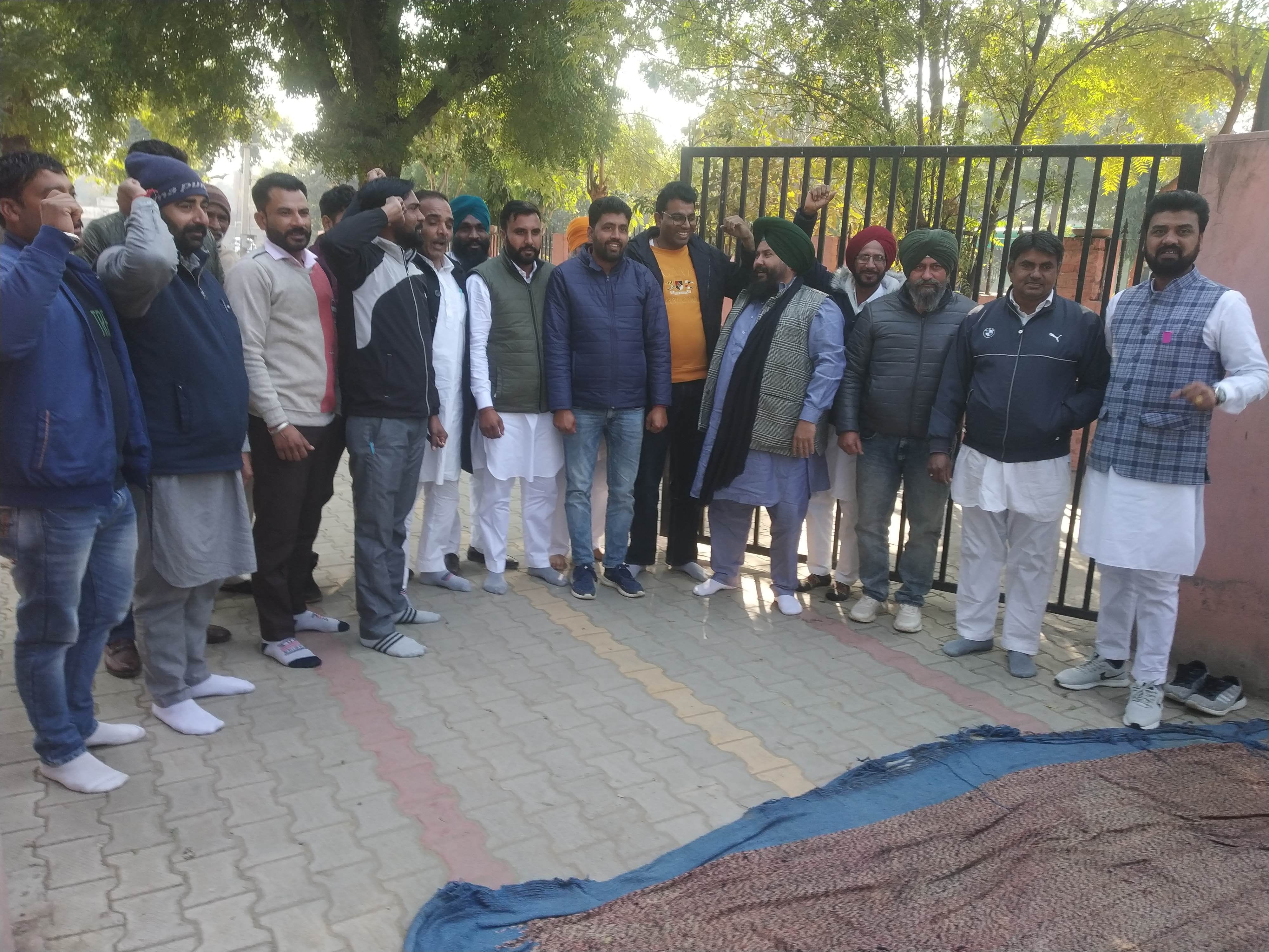 ई ट्रेंडिंग को लेकर बीडीपीओ कार्यालय में प्रदर्शन करते सरपंच व पंच। संवाद ई ट्रेंडिंग को लेकर बीडीपीओ कार्यालय में प्रदर्शन करते सरपंच व पंच। संवाद