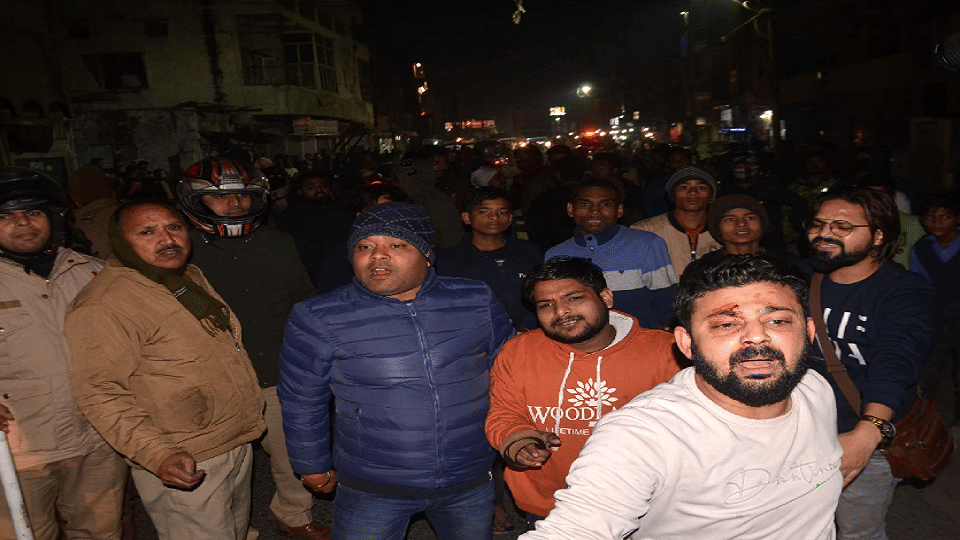 पथराव में घायल युवा