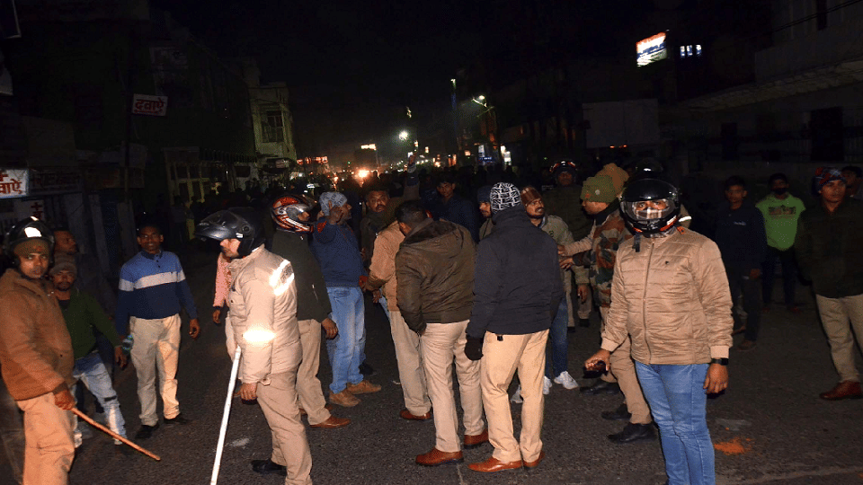 पुलिस बल मोर्चा संभालते हुए