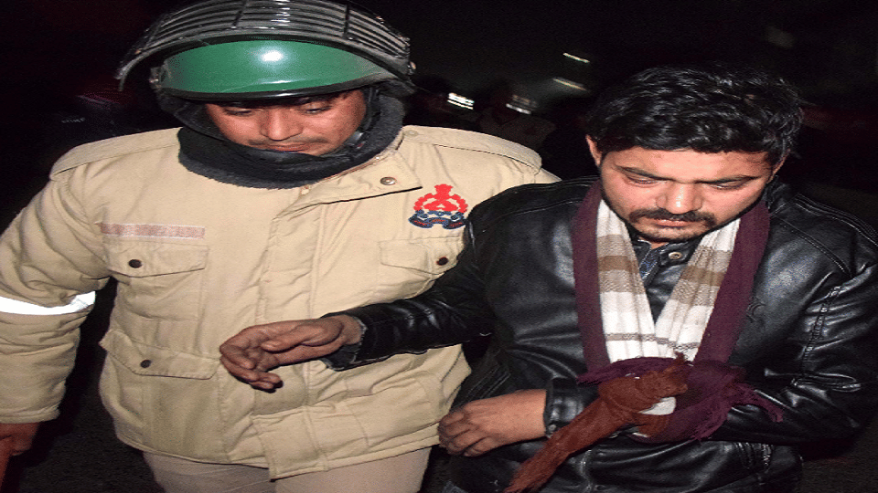 घायल को ले जाता पुलिस कर्मी