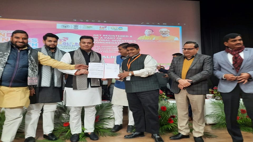 निवेशक प्रस्ताव देते हुए इंवेस्टर