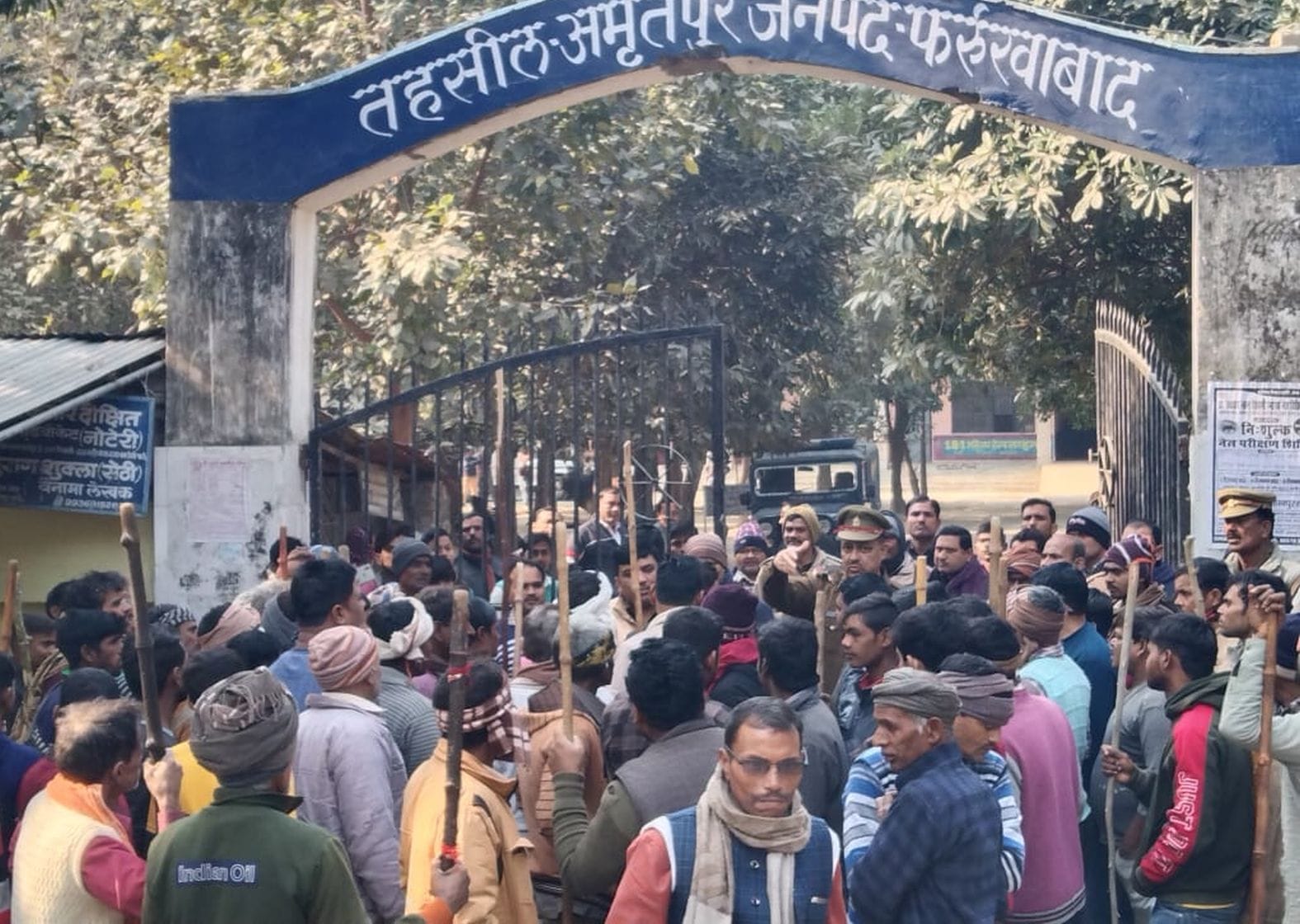 अमृतपुर तहसील में ग्रामीणों को अंदर जाने से रोकती पुलिस। संवाद अमृतपुर तहसील में ग्रामीणों को अंदर जाने से रोकती पुलिस। संवाद