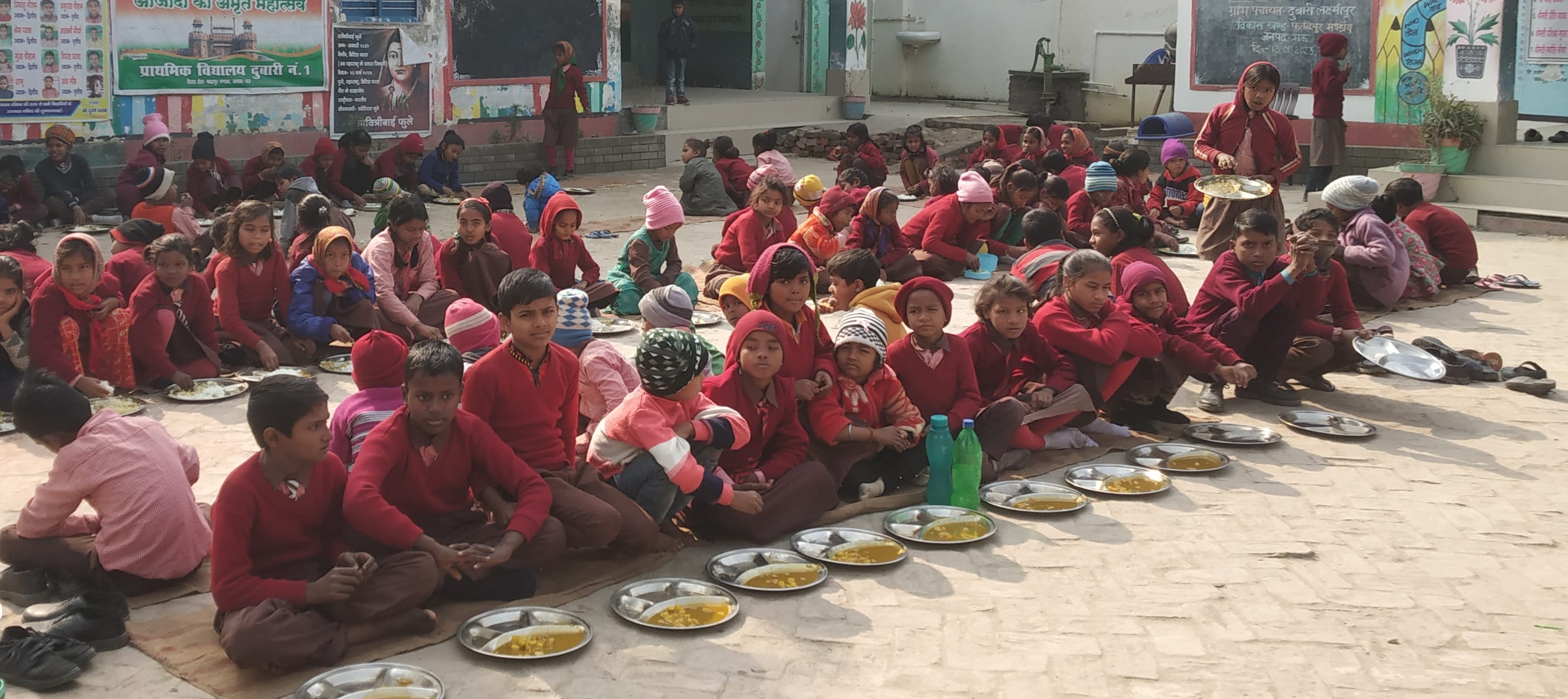 ुबारी प्राथमिक विद्यालय नंबर एक पर बिना स्वेटर के मौजूद बच्चे।संवाद