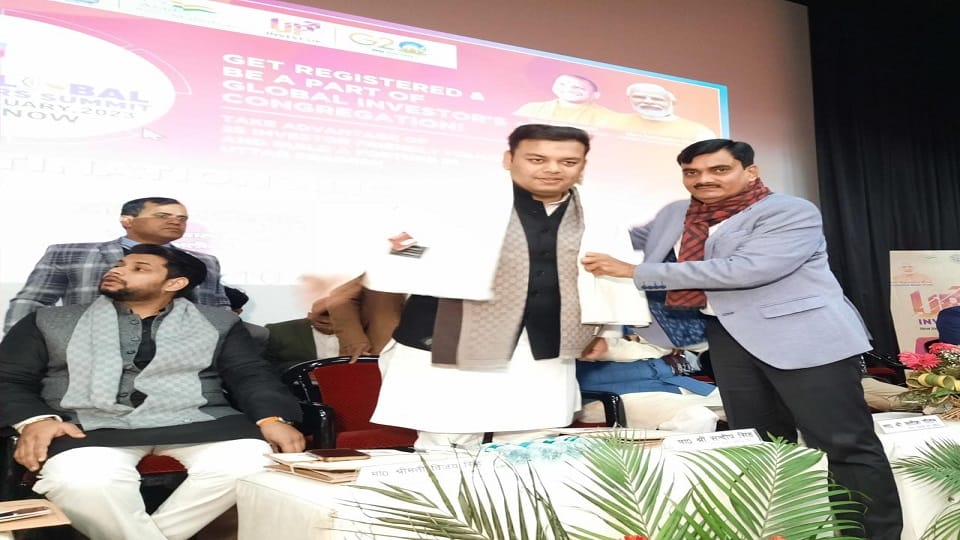 मंत्री संदीप सिंह को सम्मानित करते डीएम इंद्र विक्रम सिंह